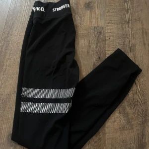Träningstajts  - Svarta träningstajts från stronger, stl xs, 60kr