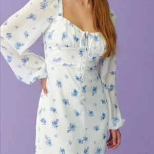 Somrig klänning  - Säljer denna somriga klänning från Gina tricot. Använd vid ett tillfälle.✨ Storlek 36/S✨Köpt för 459kr Skriv för fler bilder🩷