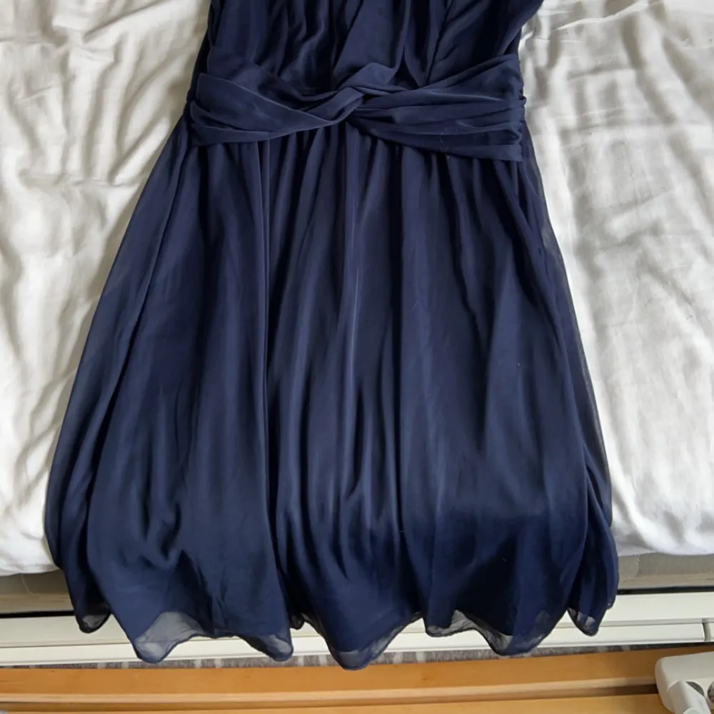 Marin blå klänning med lite glitter längst upp . Klänningar.