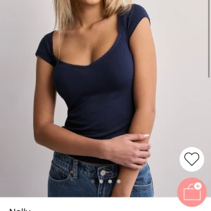 Topp från Nelly  - Jättefin söt marinblå topp från Nelly. Storlek S. Helt ny med lappen kvar. 