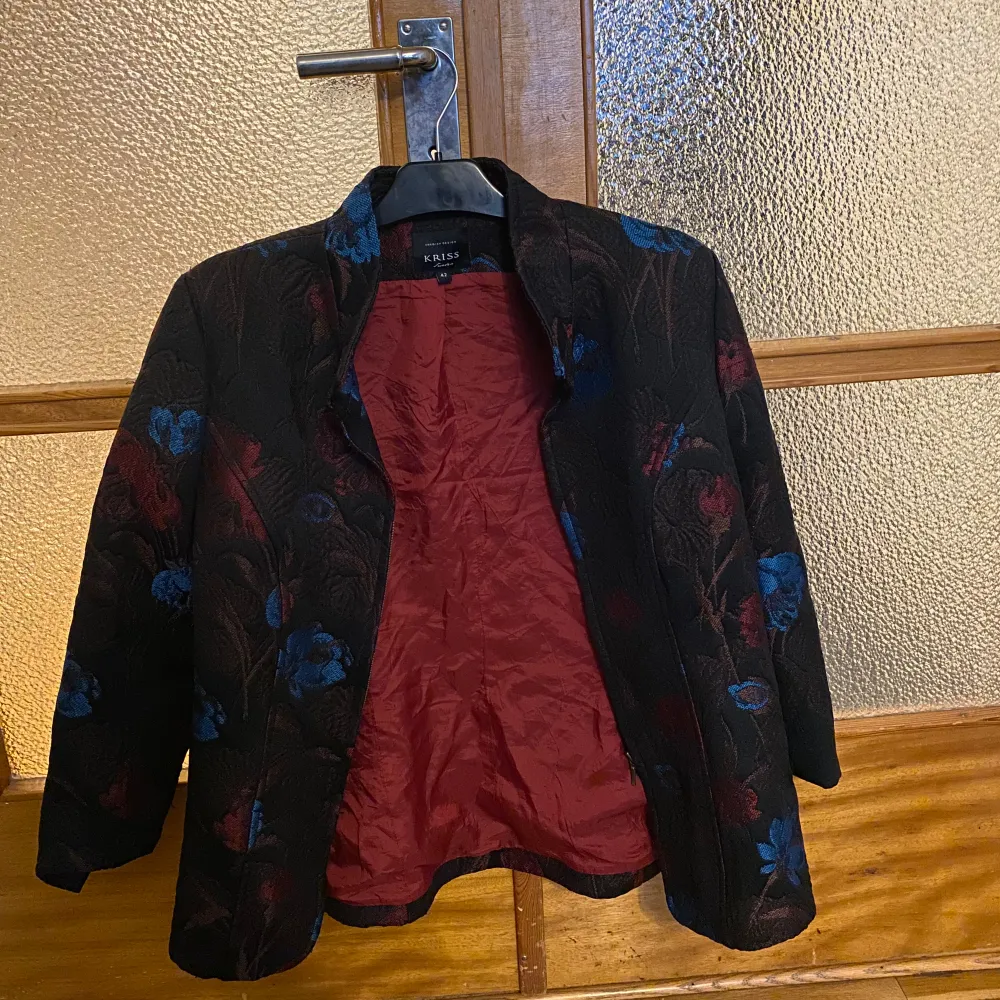 A pre owned blazer in size 42 It has flowers embroided and has like a tapestry kind of fabric!  Measurements laying flat:  Pit to pit 53cm  Length 70cm . Kostymer.