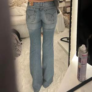 Säljer dessa fina jeans, då jag tyvärr måste acceptera att de e för små på mig, sitter jätte fint men får tyvärr inte igen knappen. Jag brukar ha strl 34-36 på jeans, ibland 38 🩵Midja rakt över: 35cm, Längd innerben: 85cm.🩵Använd köp nu🩵 
