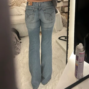 R.Marks Jeans  - Säljer dessa fina jeans, då jag tyvärr måste acceptera att de e för små på mig, sitter jätte fint men får tyvärr inte igen knappen. Jag brukar ha strl 34-36 på jeans, ibland 38 🩵Midja rakt över: 35cm, Längd innerben: 85cm.🩵Använd köp nu🩵 