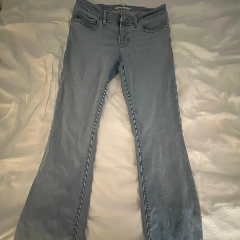Midwaist bootcut jeans från Levi’s i en jättesnygg wash! Strl 27 och passar om man är runt 160 🫶🏼 Skriv privat för fler bilder och mått!. Jeans & Byxor.