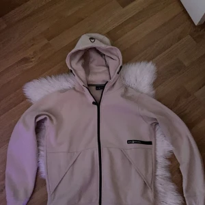 Sail racing zip Hoodie - Hej,👋 jag säljer min Sail racing zip Hoodie som jag har knappast använt. Jag säljer denna zip Hoodie på grund av den är för liten för mig, och har ingen användning av den. Nypris 1000 kr, mitt pris 500 kr. Storlek 170 cm.Skicka om ni undrar någonting