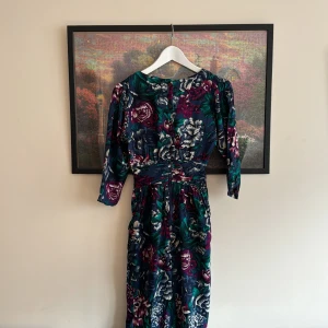 Blommig klänning  - Blommig klänning från Beyond Retro i storlek S. 🌸