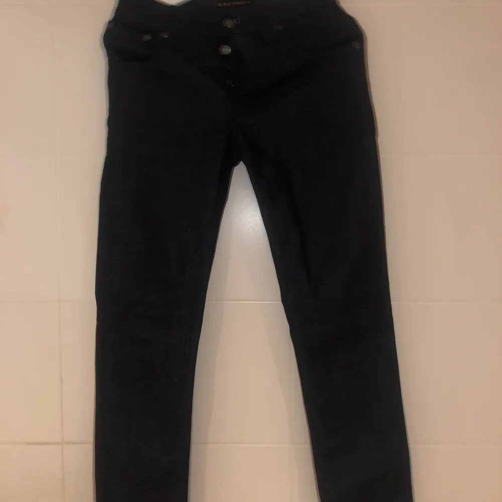 Ett par tvär feta nudie jeans som aldrig används eftersom dem var för små Nice färg som enkelt man kan matcha med!. Jeans & Byxor.