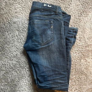 Dondup george jeans - Tjena, säljer nu mina dondup jeans i toppen skick, jeansen har inga skador. Nypriset på dessa ligger på 3500 kr  Mitt pris 1050 kr  Kontakta för fler frågor eller bilder 👍