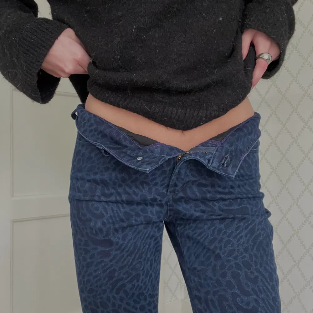 Snygga jeans i leopardmönster i nyskick💙 Mellanhög midja och raka i modellen🐆 Säljer då de är för stora för mig som brukar ha xs och är 166cm🫶🏼. Jeans & Byxor.
