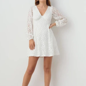 Studentklänning  - En vit helt oanvänd klänning ifrån Gina Tricot! Perfekt som studentklänning🥳 Klänningen är i storlek 36 med prislappen kvar, dock är Gina Tricot lappen av på ena sidan men något som ej syns, kan klippas av utan att märkas😍 Ord. Pris på den var 699kr