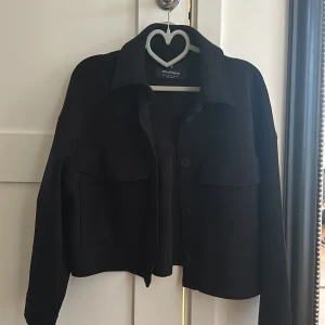 Kort kappa  - Säljer min Korta kappa från stradivarius pågrund av att den aldrig har använts 🖤🖤