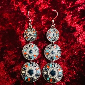 Nya örhängen Hippie Bohochic Bohemisk Orientalisk Vintagelook Indisk Retro Etno  - Ett par nya och oanvända örhängen. För dig med hål i öronen.   Rikt utsirade och färgglada. Vintage/boholook.   7 cm långa, 2 cm breda.   Vitmetall och emalj.   Lätta att bära. 