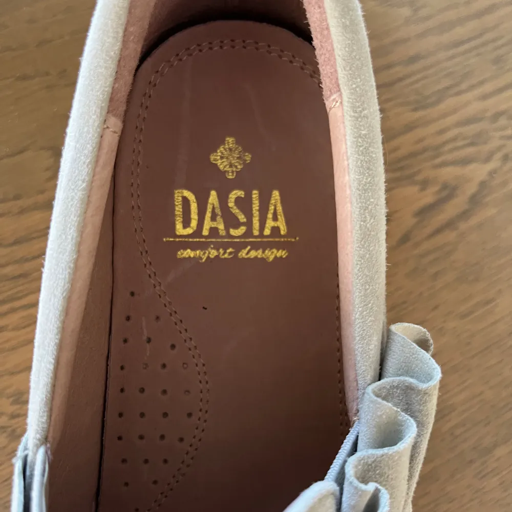 Jätte fina DASIA sneakers i bra skick! Använda max 3 gånger och är i storlek 38✨ nypris 1100kr. Skor.