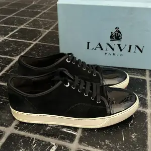 Tjena, säljer nu mina lanvin skor i storlek 44-45. Jag säljer de eftersom de var förstora för mig. Ena snöret är lite trasigt men det följer med reserv snöre. På högra skon så är de en repa vilket gör att priset sänks såklart. Priset kan diskuteras.😃