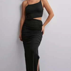 HELT NY cut-out maxiklänning  - Oanvänd klänning från ONLY. Storlek Medium Stretchigt material Smala axelband Cut out i midjan Slits nertill Nypris: 630 sek