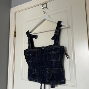 Snygg topp från Urban Outfitters  - Helt oanvänd denim topp från Jaded London! 