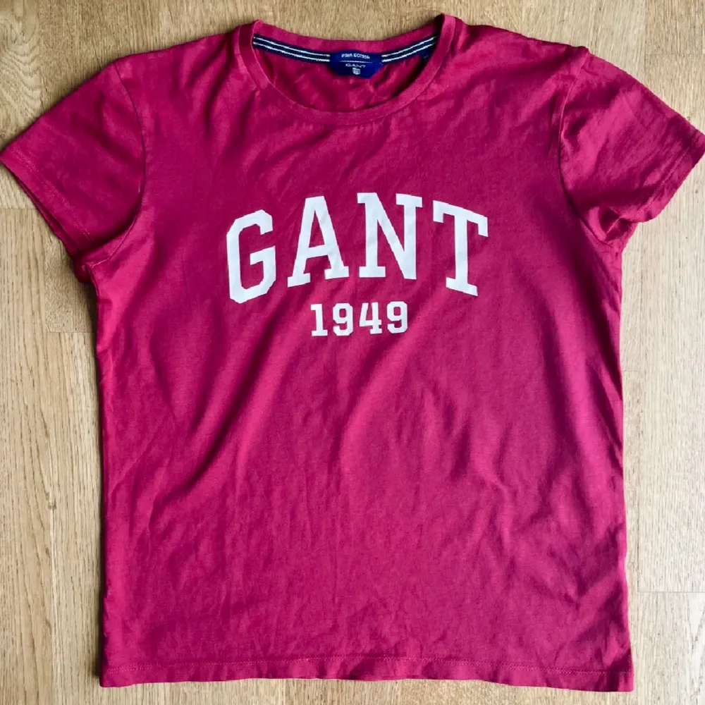 T-shorts av märket Gant. Aldrig använd. Som ny.. T-shirts.