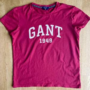 T-shorts av märket Gant. Aldrig använd. Som ny.