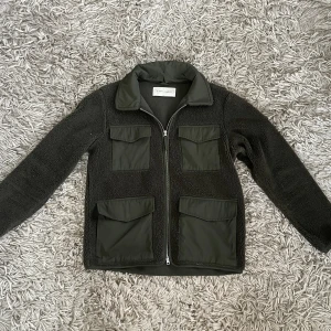 A days march jacka - Fint skick, litet Jack vid klädhängaren, men det syns inte när man har på sig jackan. Storlek small men sitter som medium. 