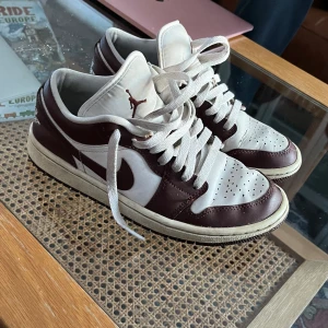 Nike air jordan  - Fint skick, vinröda detaljer 