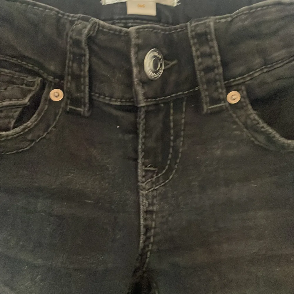 Svarta low waist jeans med knappar på fickorna där bak, jätte fina och endast använda 1 gång!. Jeans & Byxor.