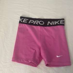 Nike pro’s rosa! - Den har ett mjukt material med strech, den passar på folk som har storlek: 158-164 XXS XS 152 146 170 👌🏽 Den har en vanlig längd inte för kort eller för långt.