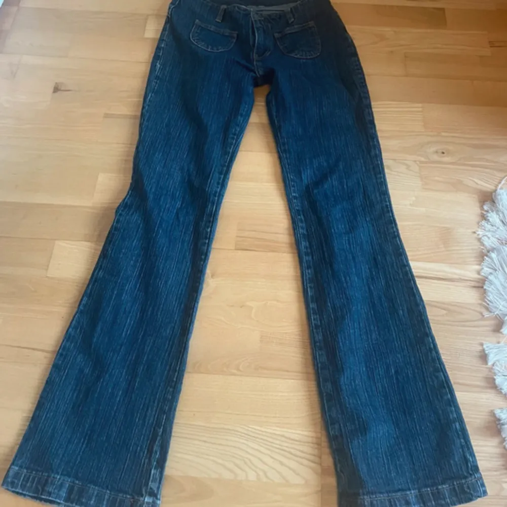 Jättefina jeans från brandy Melville, sitter flared/bootcut i passformen och low waist💕 midjempttte rakt över är 37 cm och innerbenslängden är 80 cm! De säljs inte längre vad jag vet, inga defekter💕. Jeans & Byxor.