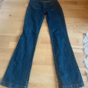 Jättefina jeans från brandy Melville, sitter flared/bootcut i passformen och low waist💕 midjempttte rakt över är 37 cm och innerbenslängden är 80 cm! De säljs inte längre vad jag vet, inga defekter💕
