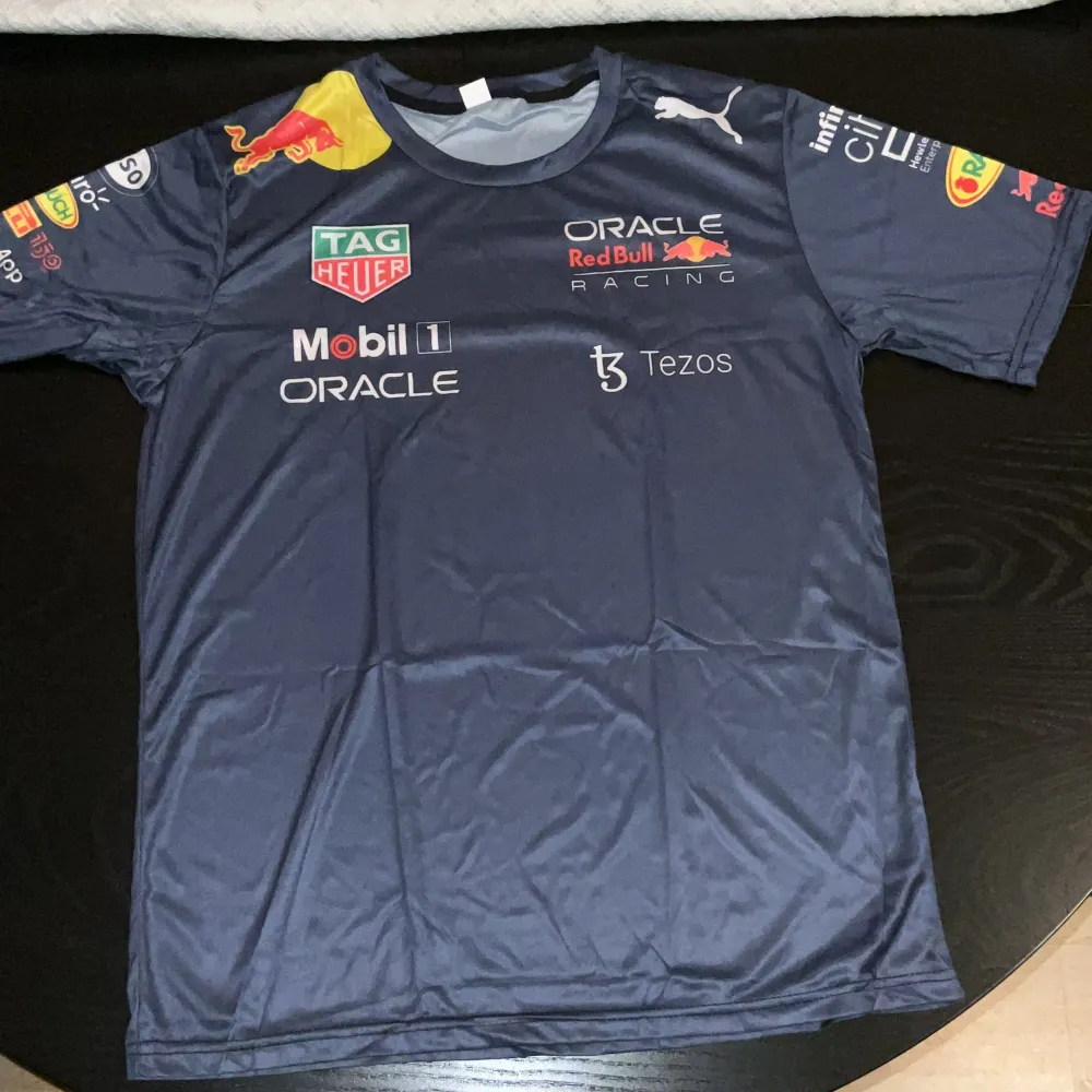 Jag sälja en helt ny oanvänd F1 Red Bull t-shirt: L(kan också passa som M). Finns i Uppsala eller kan skickas fraktfritt inrikes. Swish går bra . T-shirts.