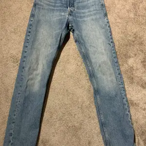 Säljer dessa snygga jack&Jones jeans. Bra skick och inga skador. Storlek: 28/32.