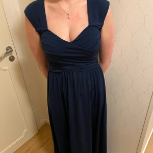 Balklänning - Säljer min och systerns balklänning från 9an. Använd två gånger. Avklippt vid fötterna och passar mig som är 163 + 5 cm klack. 