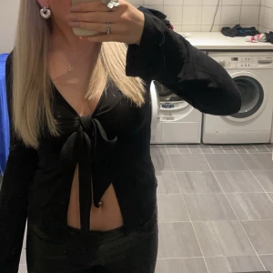 gina topp 💘 - säljer denna fina populära topp från gina då den inte kommer till användning , använd bara 2-3 gånger 💘💘