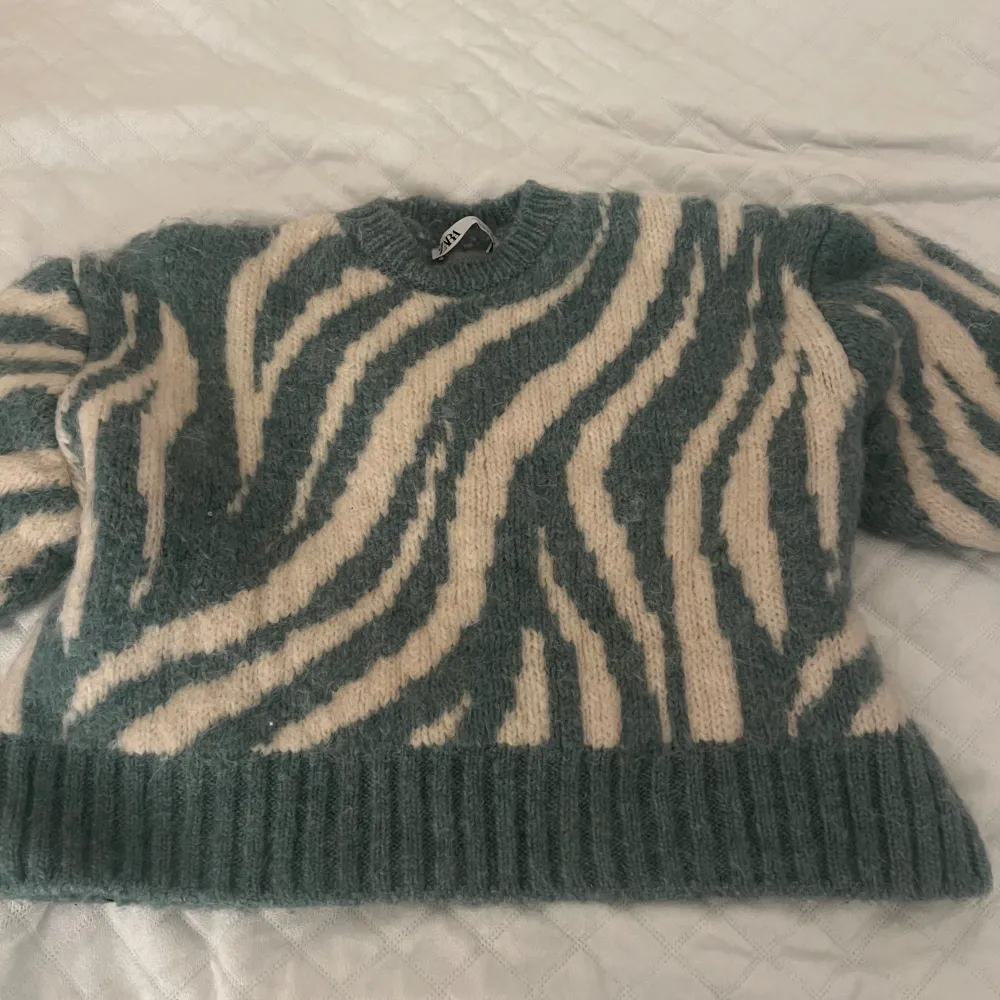 grön/ turkos tröja i zebra mönster. köpte ifrån plick för 250kr 💞💞. Stickat.