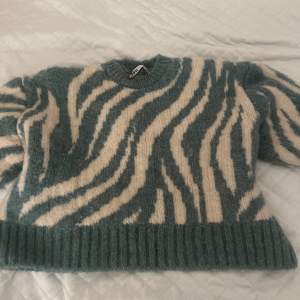 grön/ turkos tröja i zebra mönster. köpte ifrån plick för 250kr 💞💞