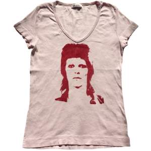 Ljusrosa v-ringad topp med handtryckt David Bowie tryck på! 100% bomull, (Trycket håller i tvätten)