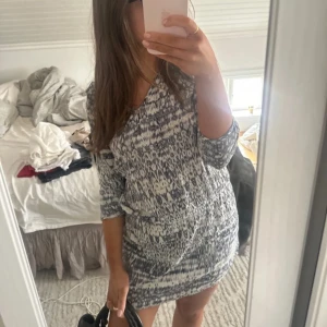 Klänning  - Jätte fin sommrig klänning från hm i storlek 38 men skulle mer säga s/xs🥰