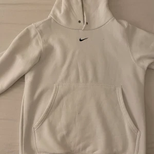 Nike hoodie - Storlek M Väldigt skön Använd 2-3 gånger  Priset kan diskuteras 