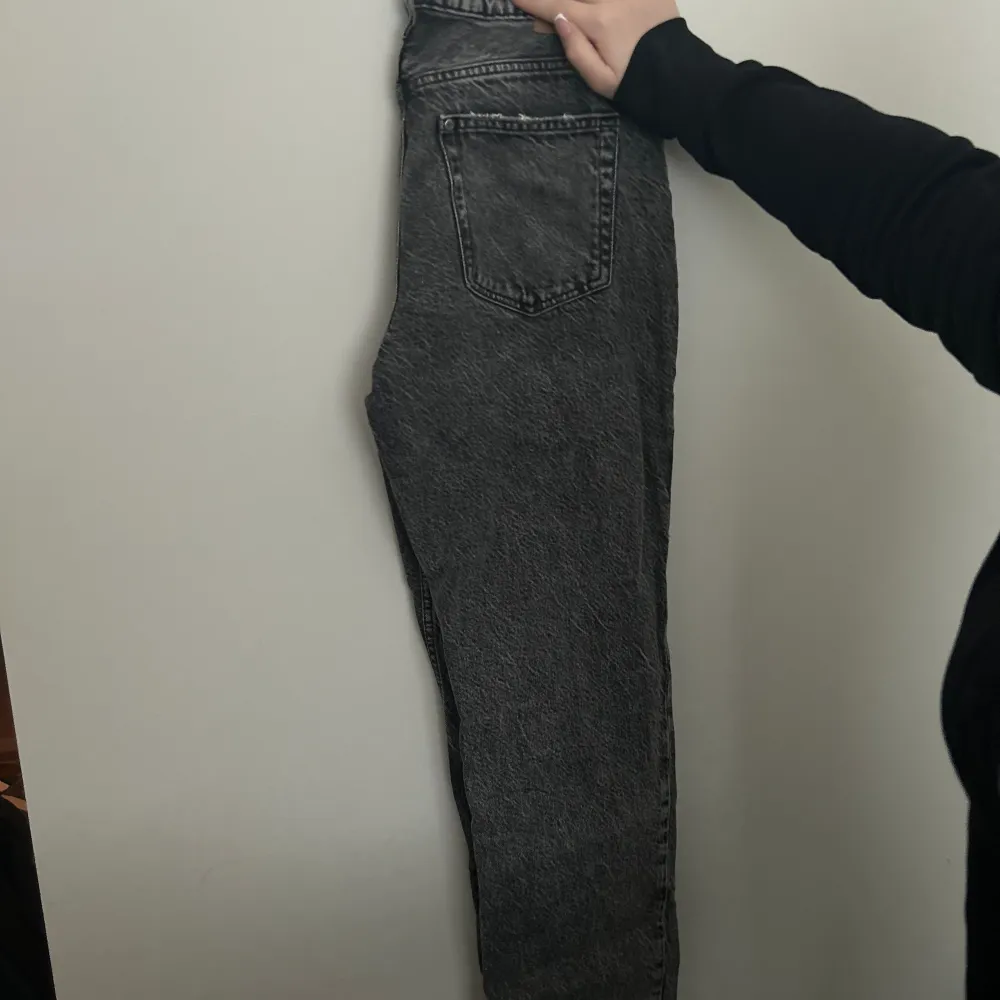 Mid waist jeans från hm. Mörk gråa. Storlek 42/ 170. . Jeans & Byxor.