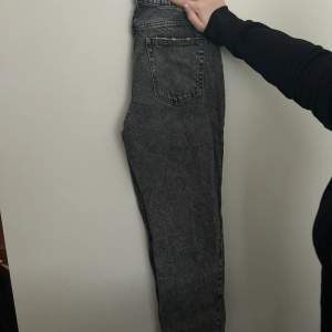 Mid waist jeans från hm. Mörk gråa. Storlek 42/ 170. 