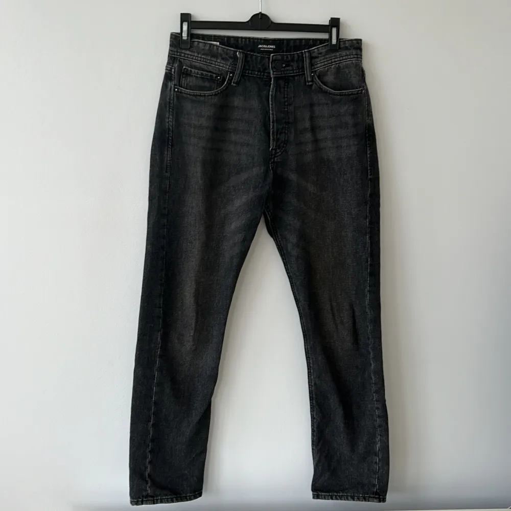 Hej!! Jag säljer ett par svarta Jack & Jones jeans i modellen Losse/Chris, Skick: 8,5/10 Nypris: 900 kr  Om de är någon som undrar nått är de bara att höra av sig!!. Jeans & Byxor.