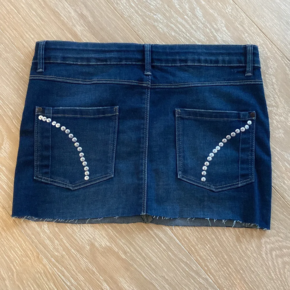 Fin jeans kjol, perfekt till sommaren💗Säljer då den tyvärr inte passar mig, kontakta mig vid intresse så kan jag sätta på köp❤️Lappen fanns inte men skulle säga att den är stl xxs/xs. Kjolar.