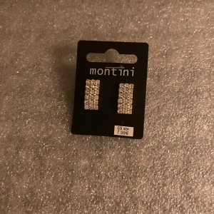 *NY*Strassörhängen Fr Ur & Penn - NWT örhängen. Okänt material.