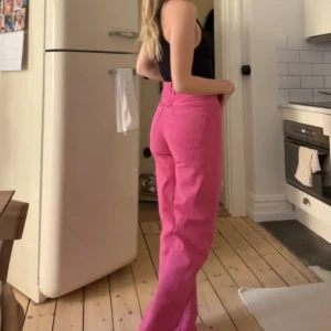 Rosa skitcoola jeans!!🩷 - Säljer dessa jeansen då de tyvärr blivit för små för mig💔 väldigt sparsamt använda så i nyskick! Storlek 36 och långa på mig som är 170 (men lätt att klippa av om man vill)! Möts upp i GBG eller skickas mot porto🩷🍒