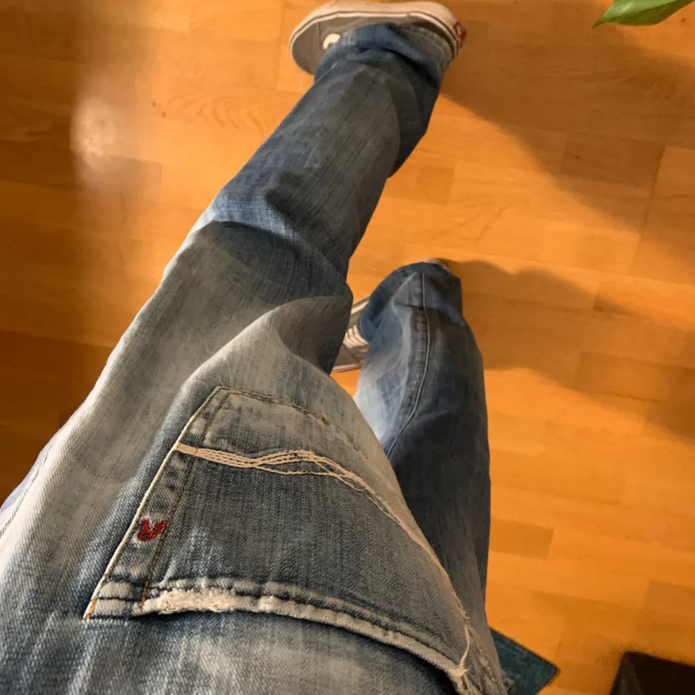 Säljer nu mina vintage Replay jeans. Modellen är Jennon med en snygg fade. Straight jeans utan några skavanker alltså ett par riktigt feta byxor. Mått: Midja tvärs över: 46 cm, total längd: 106 cm, innerbenslängd: 80 cm.. Jeans & Byxor.
