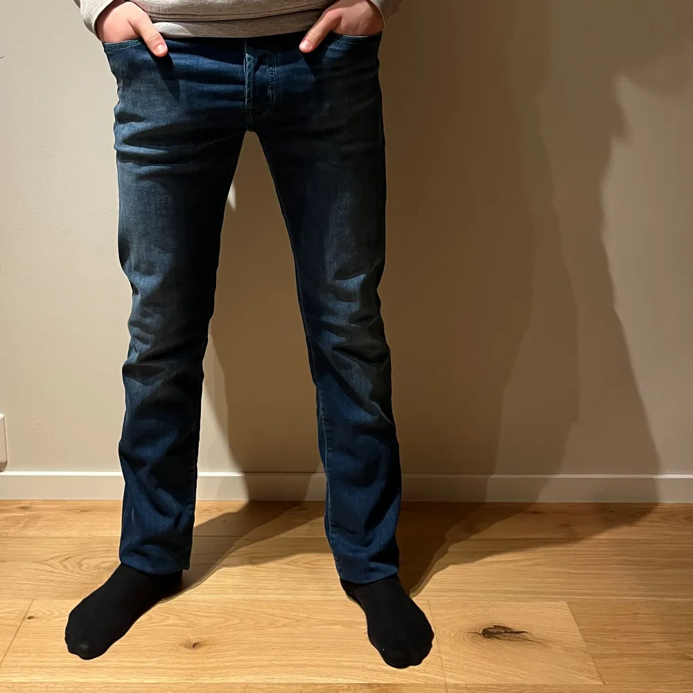 Säljer ett par riktigt feta Jacop jeans i ovanlig färg storlek W32 Skick 9/10 använda fåtal gånger  . Jeans & Byxor.