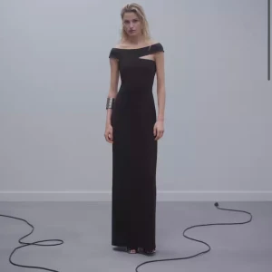 Svart klänning capsule - Jag säljer min svarta långklänning från Mangos capsule kollektion då den inte kommer till användning längre. Jag är 175 cm och den släpar i marken på mig. Nypris 1499