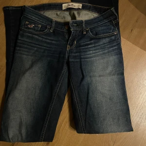 Lågmidjade jeans - Blåa Lågmidjade jeans från hollister, verkligen älskat de men tyvärr har de blivit för små i midjan. Fint skick förutom det som syns på sista bilden, inget man tänker på eftersom det är på insidan av benet. Storlek w24, L33. Långa, är själv 170. 