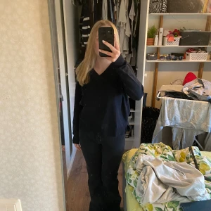 Marinblå stickad tröja - Säljer en jättefin och varm marinblå stickad tröja då jag aldrig använder den. Bara används en gång. Jag köpte den på prinsen i London så vet inte originalpris! Står S men skulle säga att den är mer M