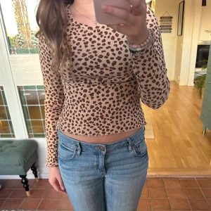 Leopard print topp - Leopard print långärmad shirt som är så snygg🤩🤩