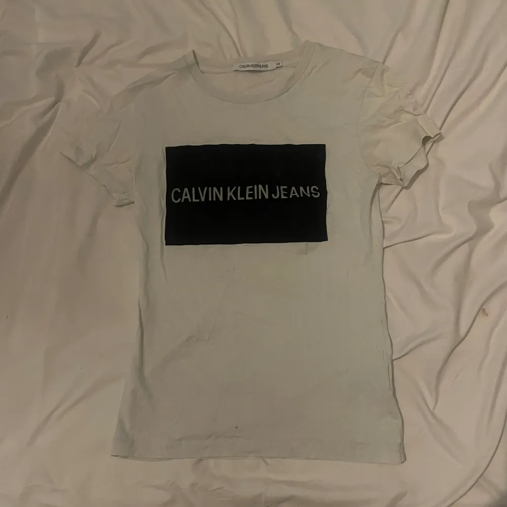 calvin klein tshirt, den svarta delen är sammet. inga defekter jag sett🤍. T-shirts.